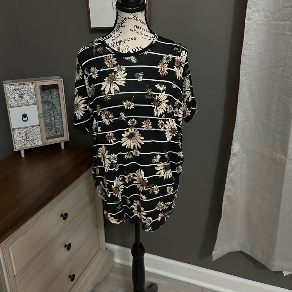 Black floral tee